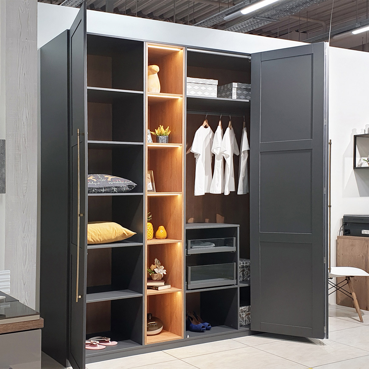 Чёрные складные двери в шкаф » Мебель на заказ в СПб